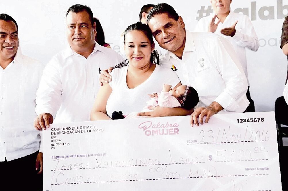 El gobernador Silvano Aureoles Conejo entregó ayer 252 créditos del Palabra de Mujer, en Tepalcatepec (GOBIERNO DEL ESTADO DE MICHOACÁN)