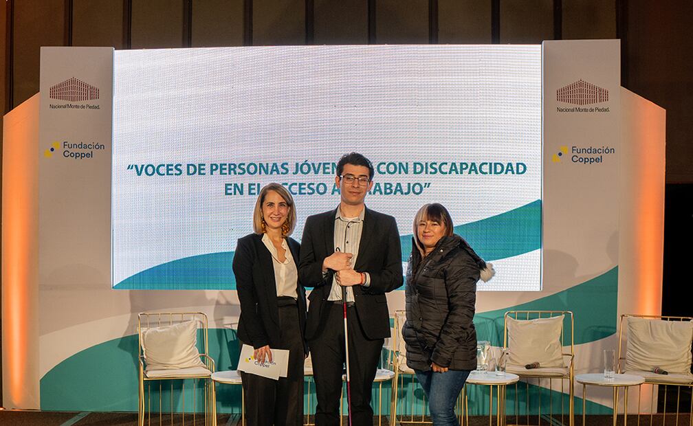 Foto: Rocío Abud, directora de Fundación Coppel y Responsabilidad Social de Grupo Coppel; Ramn Conde, usuario de la organización Villar Lledas; y Ana Gabriel Veloz, usuaria de INSADE.