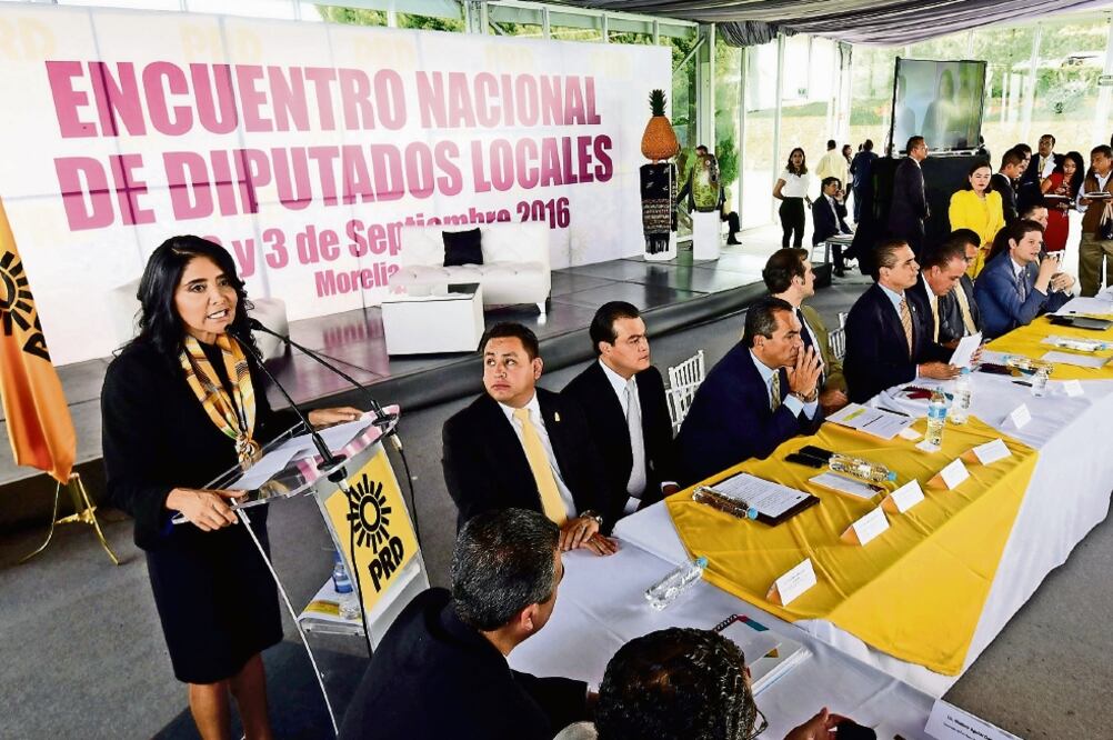 Al finalizar el encuentro de legisladores, Alejandra Barrales pidió cerrar filas para que, desde Congresos estatales, se mitigue la problemática de la gente (GUSTAVO SALAS. EL UNIVERSAL)