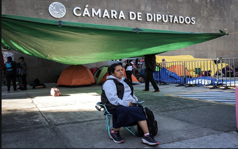 Maestros integrantes de la CNTE instalan plantón frente a la Cámara de Diputados como parte del paro de labores de 48 horas, en la Ciudad de México, el 13 de noviembre de 2025. Foto: Gabriel Pano/EL UNIVERSAL