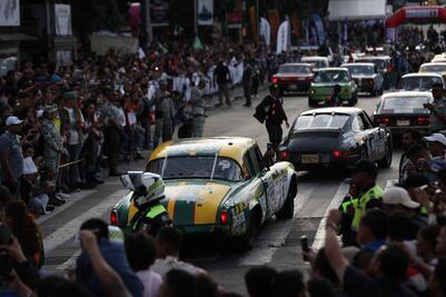 Autos clásicos y sport provenientes de Oaxaca desfilan por la CDMX en la Carrera Panamericana 