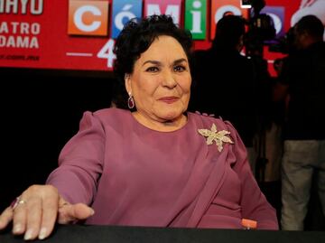 Buscan neurólogo militar para Carmen Salinas; hipertensión, posible causa