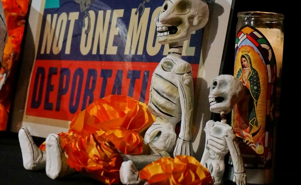Un cartel en protesta contra las deportaciones forma parte de una ofrenda para la conmemoración del Día de Muertos en una escuela de Minneapolis (01/11/25). Foto: AP /Giovanna Dell'Orto