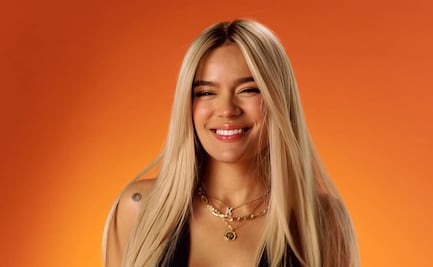 Karol G brilla con elegante vestido negro en la premier de su documental