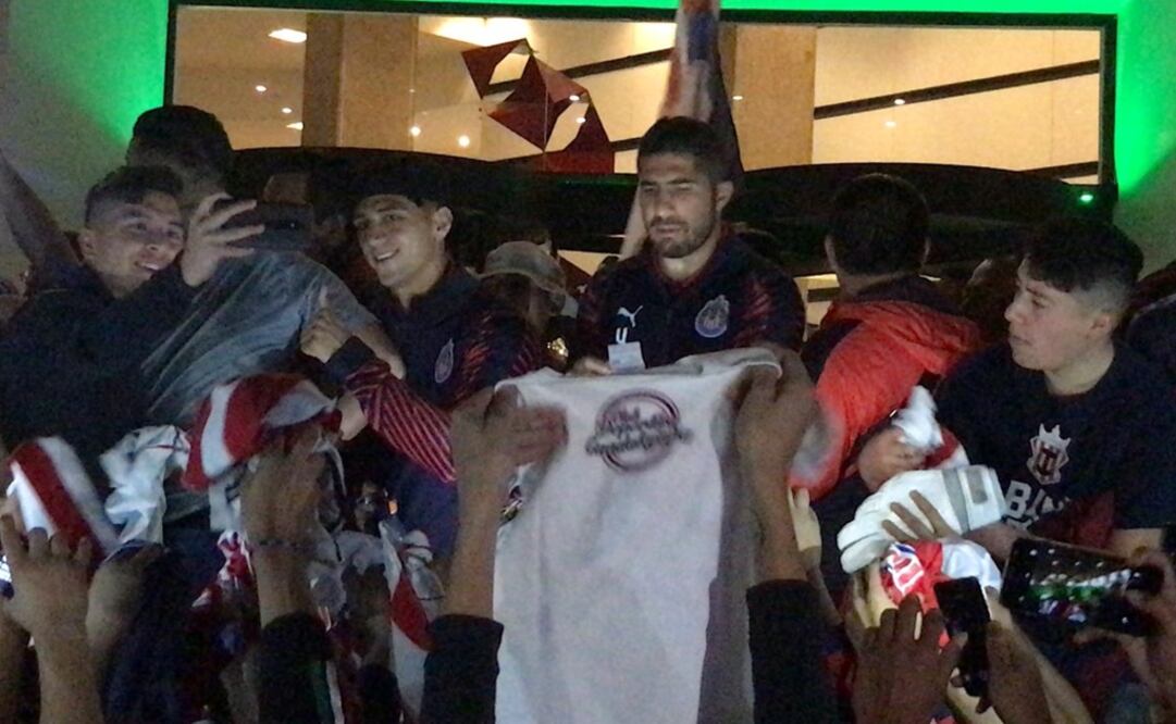 Jugadores de Chivas durante la serenata que organizaron los aficionados rojiblancos en el hotel de concentración. FOTO/RAMÓN TREVIÑO