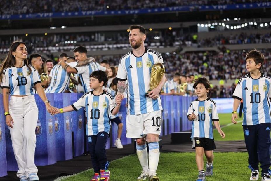 Lionel Messi y su familia. Fuente: Instagram @antonelaroccuzzo