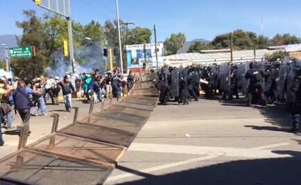Maestros derriban valla de la Policía Federal