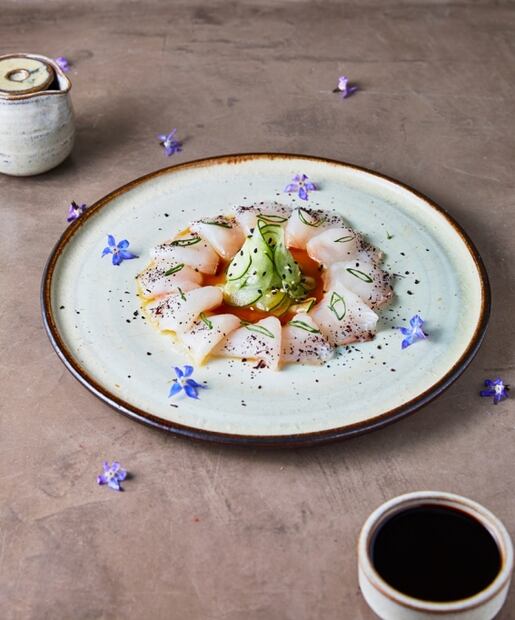 Prepara un tiradito de trucha con maracuyá y hierbas silvestres