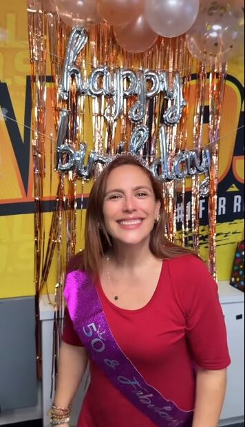 Angélica Vale celebra 50 años con una sonrisa; hace unas horas confirmó públicamente que está en proceso de divorcio tras 14 años de matrimonio.