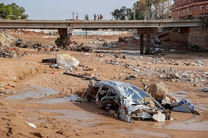 España aprueba paquete de ayuda por 10 mil 600 millones de euros para afectados por inundaciones; declara zona de desastre