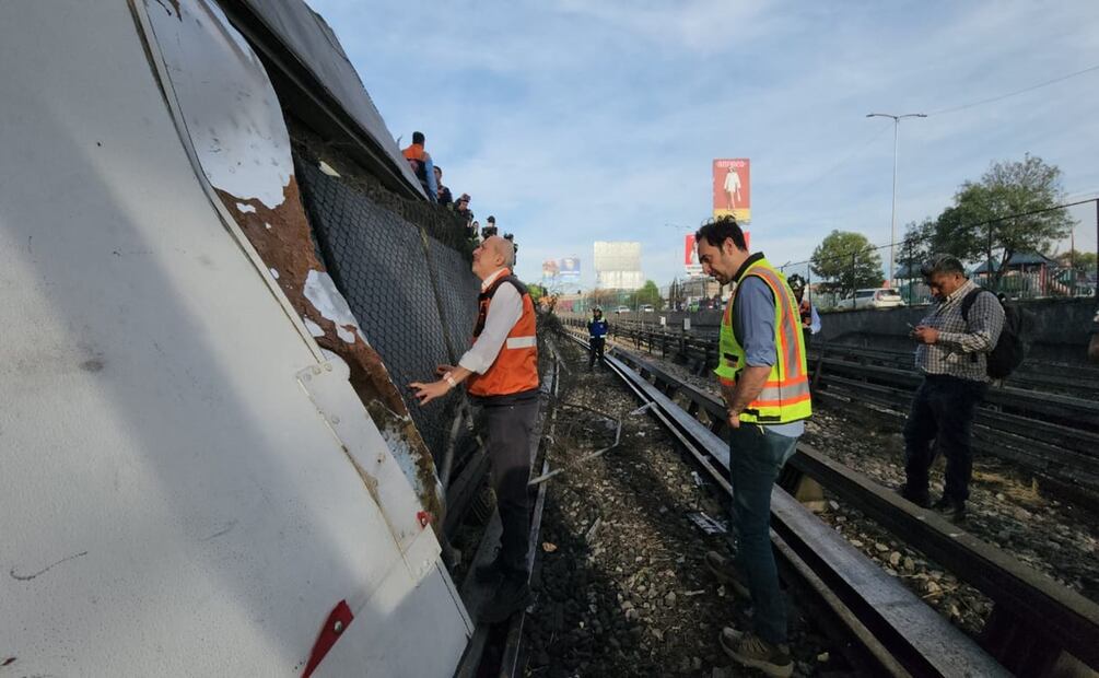 Retirarán puente peatonal tras volcadura de un tráiler en la Línea 5 del Metro. Foto: Especial