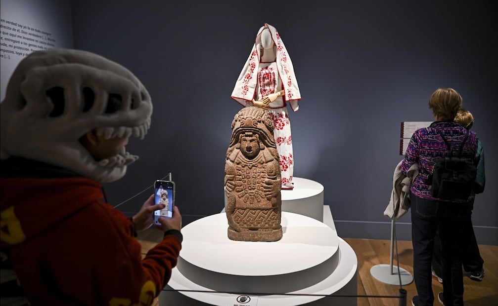 Aspectos de la exposición "La mitad del mundo. La mujer en el México indígena", que reúne 435 piezas procedentes de colecciones de todo México en un proyecto binacional con el que se busca reforzar los vínculos entre ambos países, en la Casa de México de Madrid. 
FOTO: EFE/ Fernando Villar.