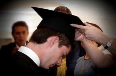 Dan créditos a estudiantes para que acaben su tesis