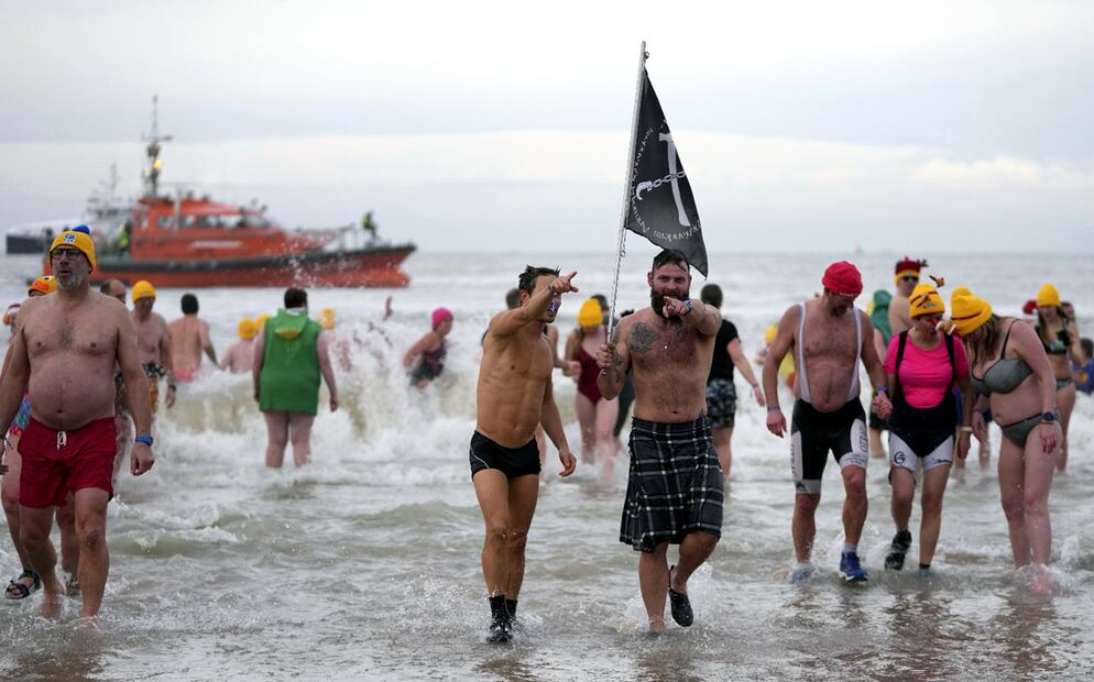 Gente participa en la tradicional inmersión de Año Nuevo en el Mar del Norte en Ostende, Bélgica. Foto: AP