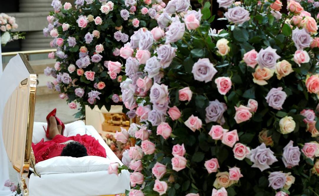 Los fans se acercaron al féretro bañado en oro mientras al fondo sonaban sus grabaciones de góspel. Foto: Reuters 