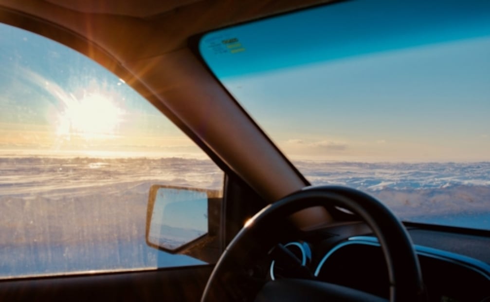 ¿Por qué debes usar protector solar cuando viajas en coche?