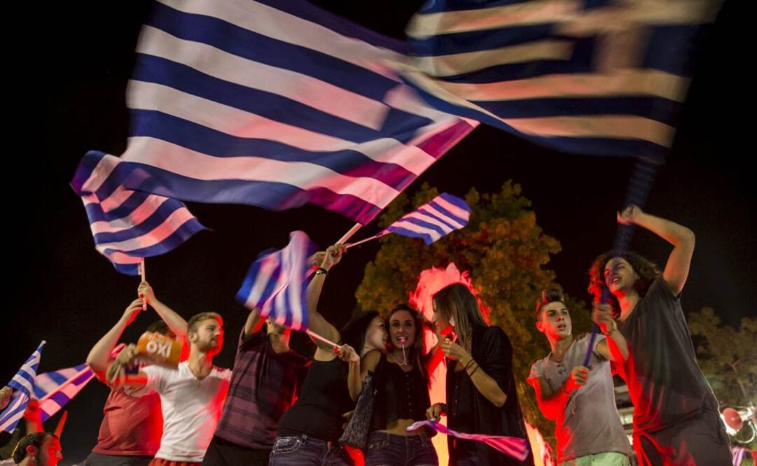 La celebración en la plaza Syntagma de Atenas hizo recordar que quien no participaba en las deliberaciones de la Polis griega era visto como un “idiota”, alguien que se apartaba de los asuntos de la comunidad   Foto: Reuters