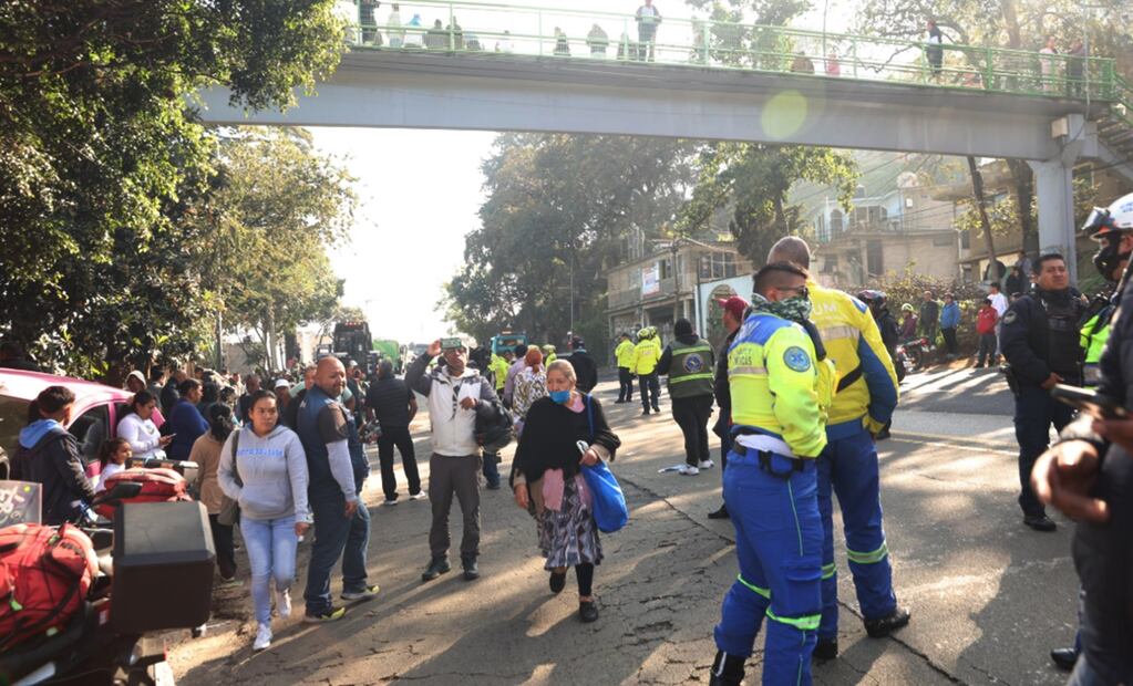 De acuerdo con el Centro de Comando, Control, Cómputo, Comunicaciones y Contacto Ciudadano (C5) de la Ciudad de México, servicios de emergencia laboran en el lugar para atender a las personas que resultaron lesionadas. Foto: Iván Montaño/EL UNIVERSAL
