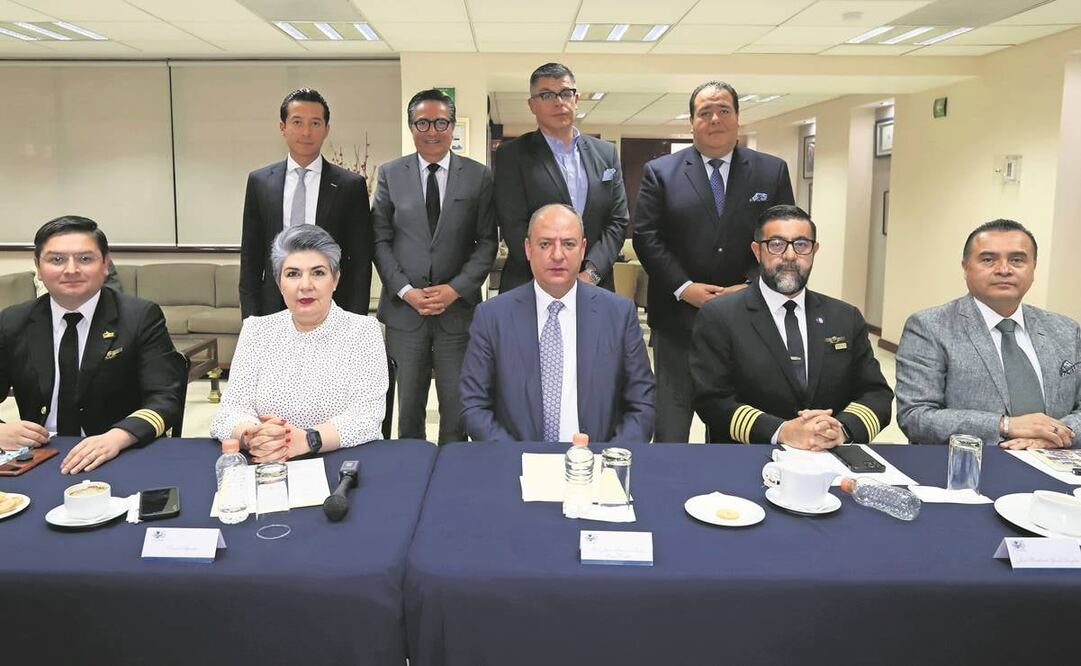 Juan Francisco Ealy Lanz Duret, Vicepresidente Ejecutivo y Director General de EL UNIVERSAL (c) encabezó el foro sobre la iniciativa de reforma a la Ley Federal de Aviación Civil, junto a representantes sindicales, especialistas del sector y periodistas d