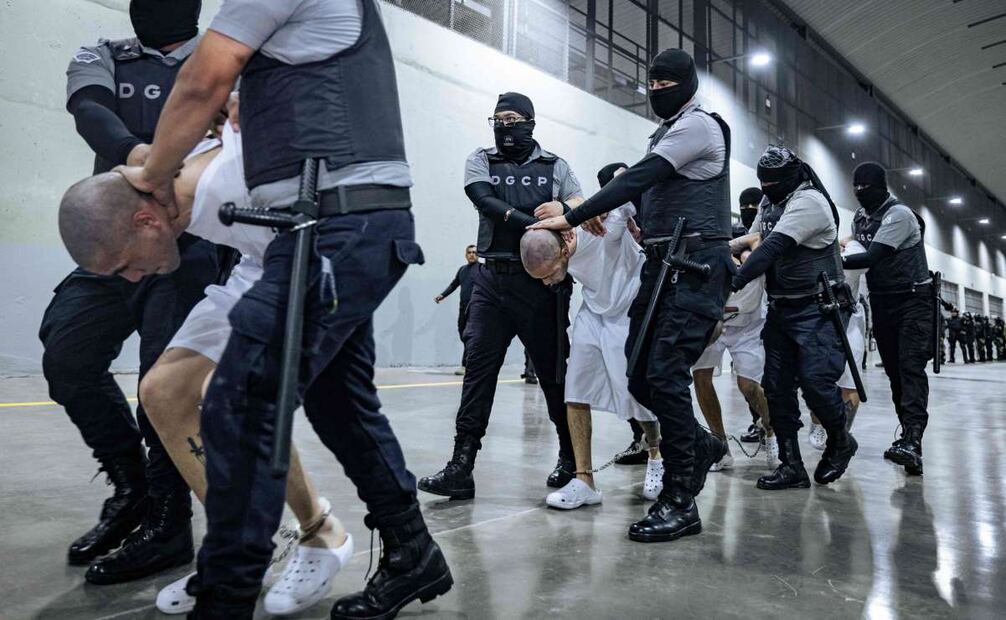 Esta fotografía, publicada el 31 de marzo de 2025 por la oficina de prensa de la Presidencia de El Salvador, muestra a presuntos miembros de la organización criminal venezolana Tren de Aragua y de la pandilla salvadoreña MS-13 siendo sometidos a su llegada al Centro de Confinamiento del Terrorismo (CECOT) en la ciudad de Tecoluca, El Salvador. Estados Unidos envió a 17 "criminales violentos" de las pandillas Tren de Aragua y MS-13 a El Salvador el domingo, según declaró el lunes el jefe de la diplomacia estadounidense, Marco Rubio. Foto: AFP