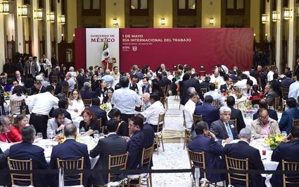 En el Día del Trabajo, AMLO llama a la unidad para la transformación del país