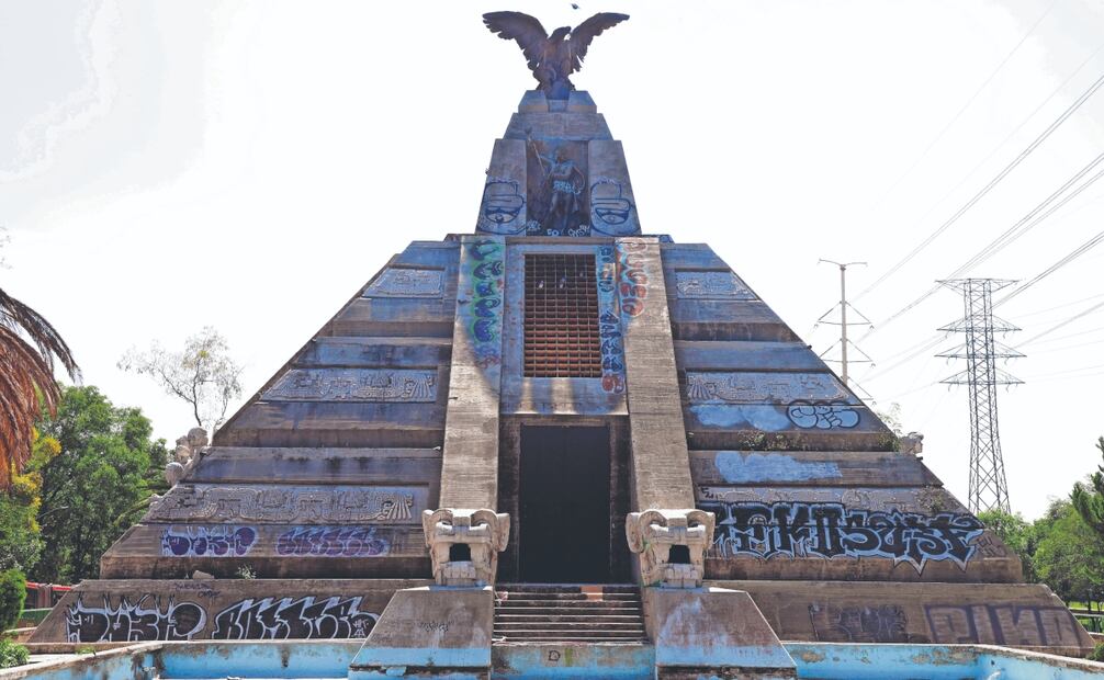 Desde 2023 EL UNIVERSAL dio cuenta que el monumento estaba totalmente grafiteado y era habitado por personas en situación de calle. Fotos: de Valente Rosas. El Universal