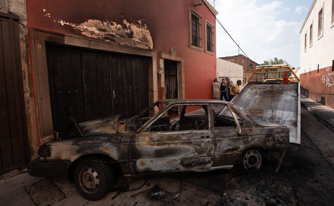 En total, suman 13 vehículos quemados, tras los bloqueos y enfrentamientos en Michoacán. Fotos: EFE y Especiales
