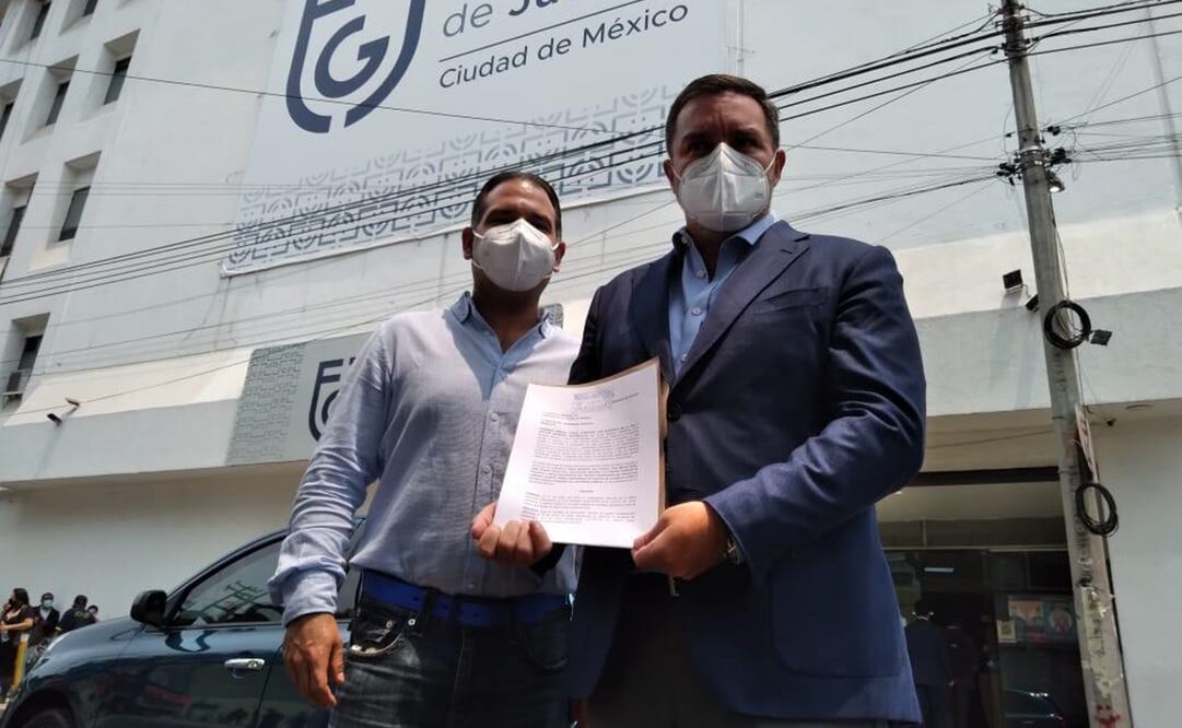 El coordinador del PAN en el Congreso local, Christian Von Roerich de la Isla, junto con Federico Döring Casar, presentaron las denuncias en las que señalan que varios servidores públicos han utilizado su cargo para recibir la dosis. Foto: Especial
