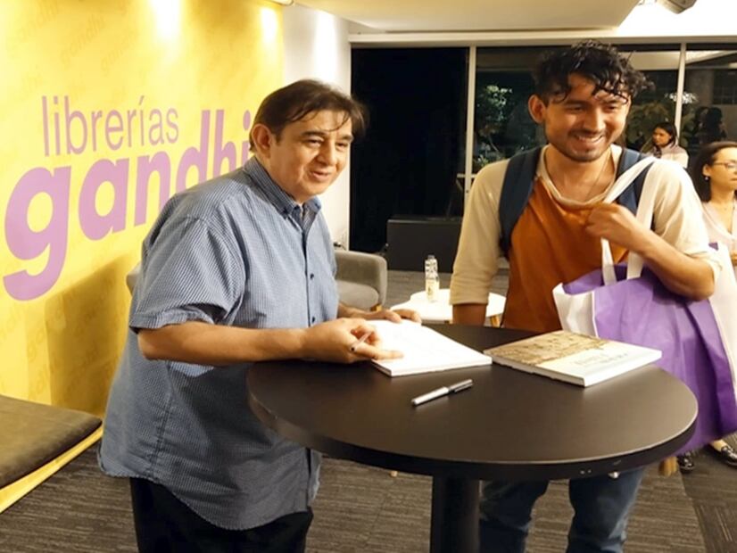 Carlos Villasana convivió con los seguidores que se acercaron a la firma de libros. Foto: Angélica Navarrete/EL UNIVERSAL.