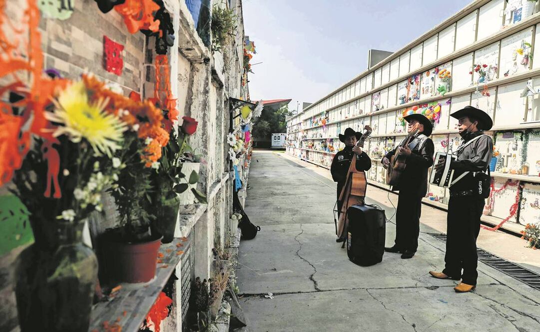 El grupo norteño Horizonte, canta frente a la urna de Cumberto Mundo, alías Cumbias, era integrante del conjunto musical y hermano de Rafael, el vocalista. Foto: Diego Simón/El UNIVERSAL
