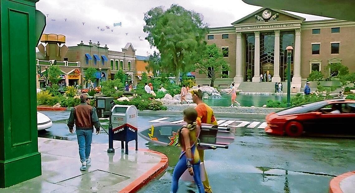 El Doc recibe a los visitantes en el Courthouse Square, que debutó en 1948 para la cinta An act of murder y es conocido por Back to the future. Fotos: Nora Marín. El Universal, Universal Studios y Archivo