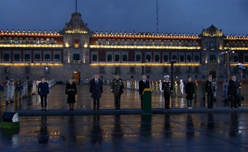 AMLO iza la bandera en memoria de las víctimas de los sismos del 19-S de 1985 y 2017 