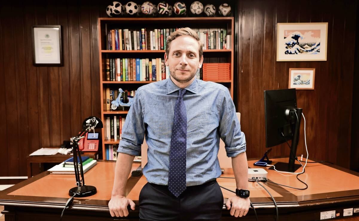 Eduardo Clark, en su oficina del edificio sede de la secretaría de Salud en la colonia Escandon. Foto: Valente Rosas / EL UNIVERSAL