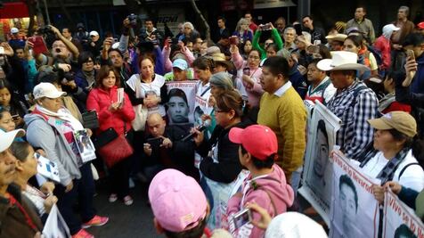 Se movilizan por los 43 desaparecidos de Ayotzinapa