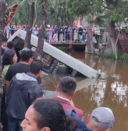 ¡No era trajinera! Microbús cae con todo y pasaje a canal de Xochimilco