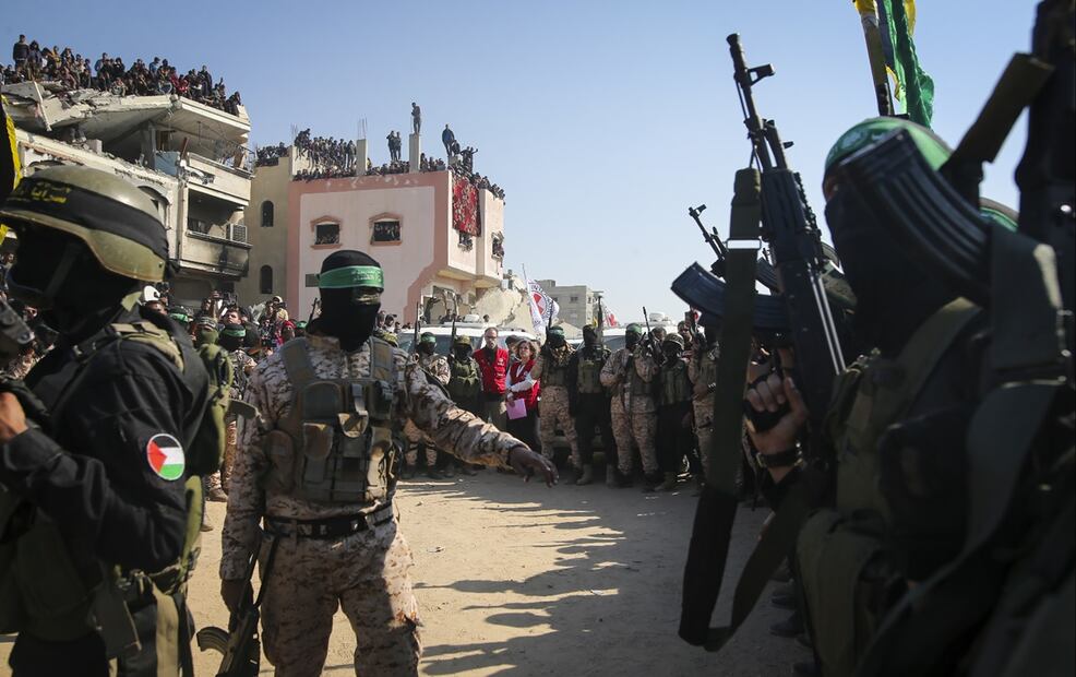 Milicianos enmascarados de Hamas liberaron a ocho rehenes el jueves 30 de enero de 2025, como parte del alto al fuego en la Franja de Gaza. Foto: AP