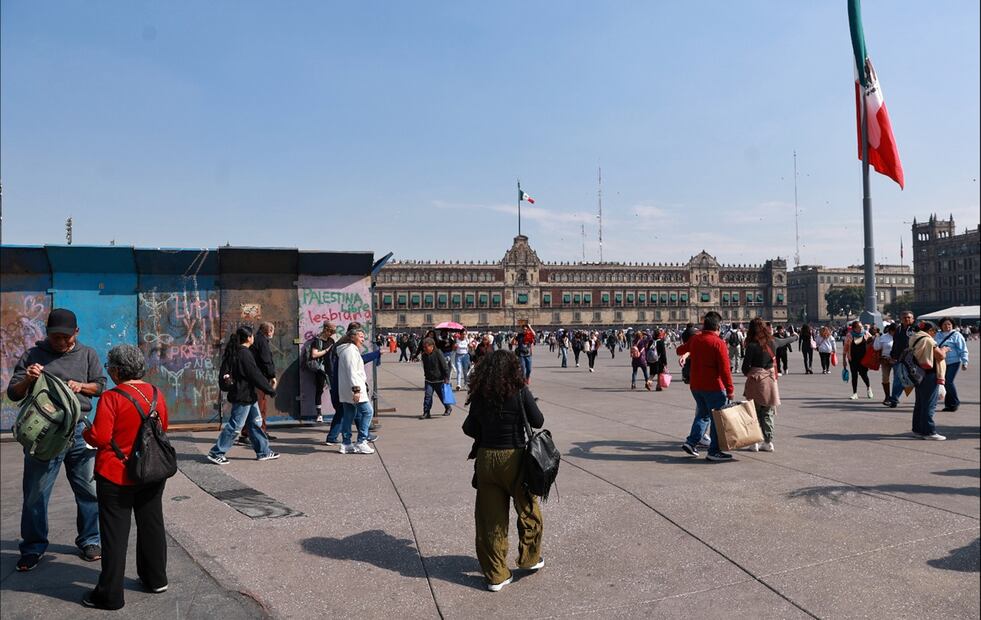 Vallas metálicas fueron colocadas en los alrededores de Palacio Nacional y la Catedral Metropolitana en el Zócalo de la Ciudad de México ante las movilizaciones de la CNTE y la Generación Z, el martes 11 de noviembre de 2025. Foto: Fernanda Rojas/EL UNIVERSAL