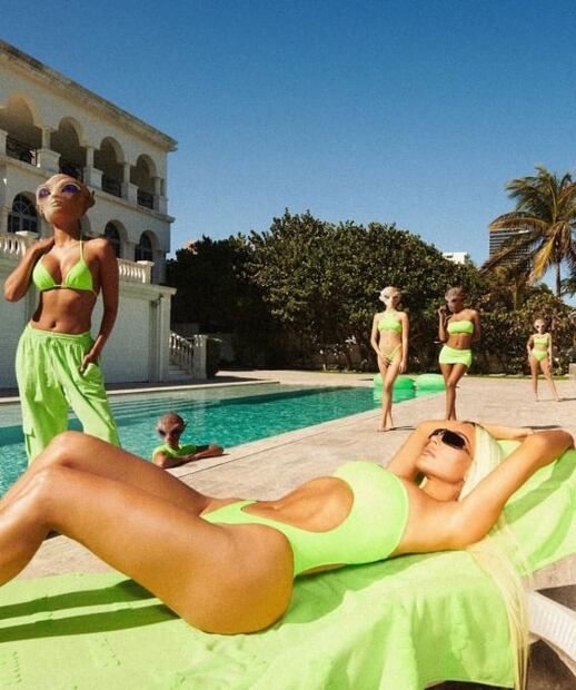 Kim Kardashian posa en traje de baño con modelos “extraterrestres”
