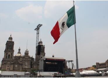 Bandera monumental en el Zócalo causa polémica tras permanecer izada en concierto de Interpol