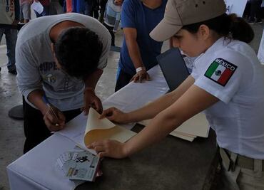 Segob entrega a migrantes 180 mil tarjetas humanitarias, laborales, de residencia y de visitantes