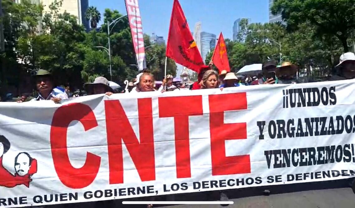 Los docentes adheridos a la CNTE, ocuparon este sábado cuatro plazas comerciales en Tuxtla Gutiérrez. Foto: especial