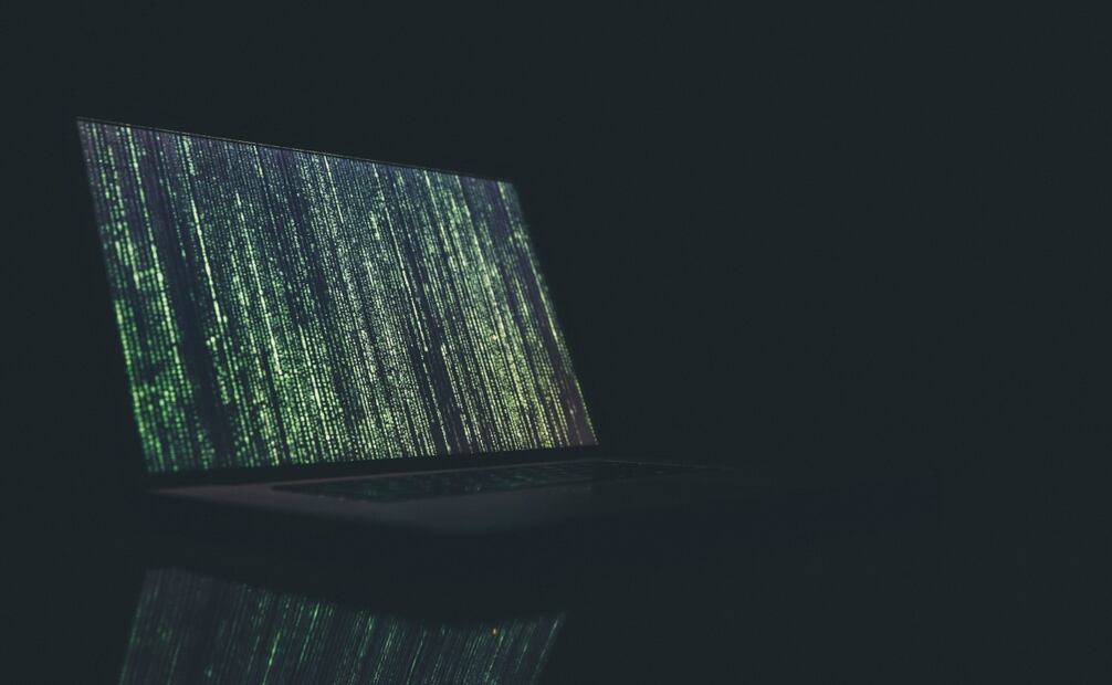 Los ciberdelincuentes pueden hacerse de millones de registros al atacar a una gran empresa. Imagen: Unsplash