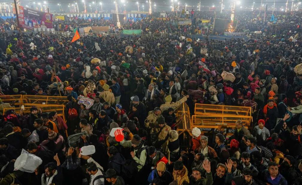 Las personas se reúnen para un baño sagrado a orillas del Sangam, la confluencia de los ríos Ganges, Yamuna y el mítico Saraswati, en Mauni Amavasya o día de la luna nueva, durante el festival Maha Kumbh en Prayagraj, Uttar Pradesh. (28/01/25) Foto: AP