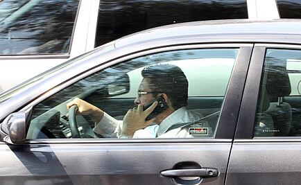 Buscan endurecer penas por uso de celular al volante