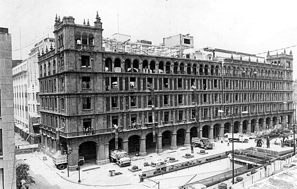 Las obras de ampliación del edificio gemelo del antiguo Palacio del Ayuntamiento, sede del entonces Departamento del Distrito Federal, del lado de Pino Suárez y Venustiano Carranza, en una fotografía de principios de los años setenta. 