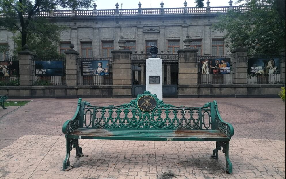 Trabajadores de la alcaldía Cuauhtémoc retiran el monumento "Encuentro", que representa a Fidel Castro y Ernesto “Che” Guevara en el Jardín Tabacalera, tras presuntas irregularidades en su instalación. Foto: especial