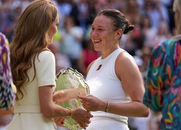 Reaparece Kate Middleton en Wimbledon; la princesa de Gales entrega el trofeo de individuales femeninos