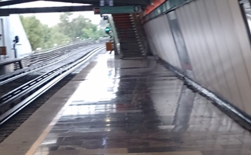 Metro dice que lluvia dentro de estación Jamaica entró por techumbre y no hay anomalías