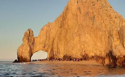 Turistas "olvidan" el Covid-19 y visitan playas de Cabo San Lucas
