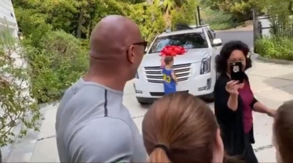 "La Roca" le regala una camioneta último modelo a su cuñada